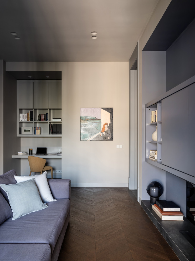 Идея дизайна: парадная, открытая, объединенная гостиная комната среднего размера в современном стиле с серыми стенами, темным паркетным полом, горизонтальным камином, фасадом камина из плитки, скрытым телевизором и коричневым полом