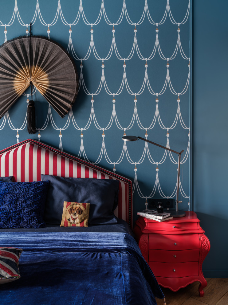 Свежая идея для дизайна: хозяйская спальня среднего размера в стиле фьюжн с синими стенами, паркетным полом среднего тона, коричневым полом, балками на потолке, обоями на стенах и рабочим местом без камина - отличное фото интерьера
