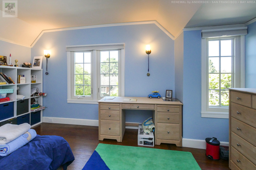 Immagine di una camera da letto di medie dimensioni con pareti blu, parquet scuro, nessun camino, pavimento marrone e soffitto a volta