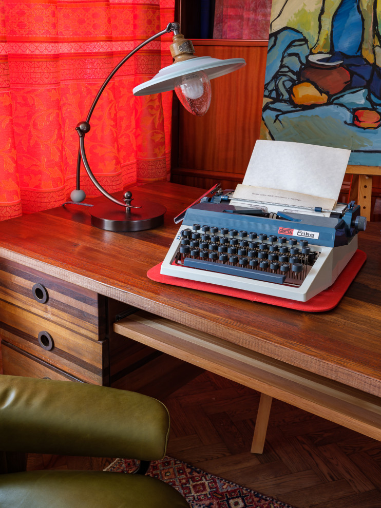 Esempio di un piccolo ufficio eclettico con pareti multicolore, parquet scuro, nessun camino, scrivania autoportante, pavimento marrone e carta da parati