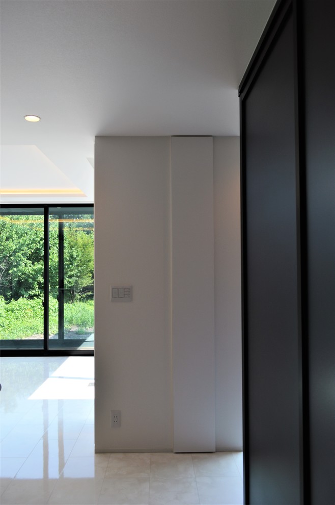 Esempio di una cabina armadio unisex minimalista con ante a filo, pavimento in compensato e pavimento bianco