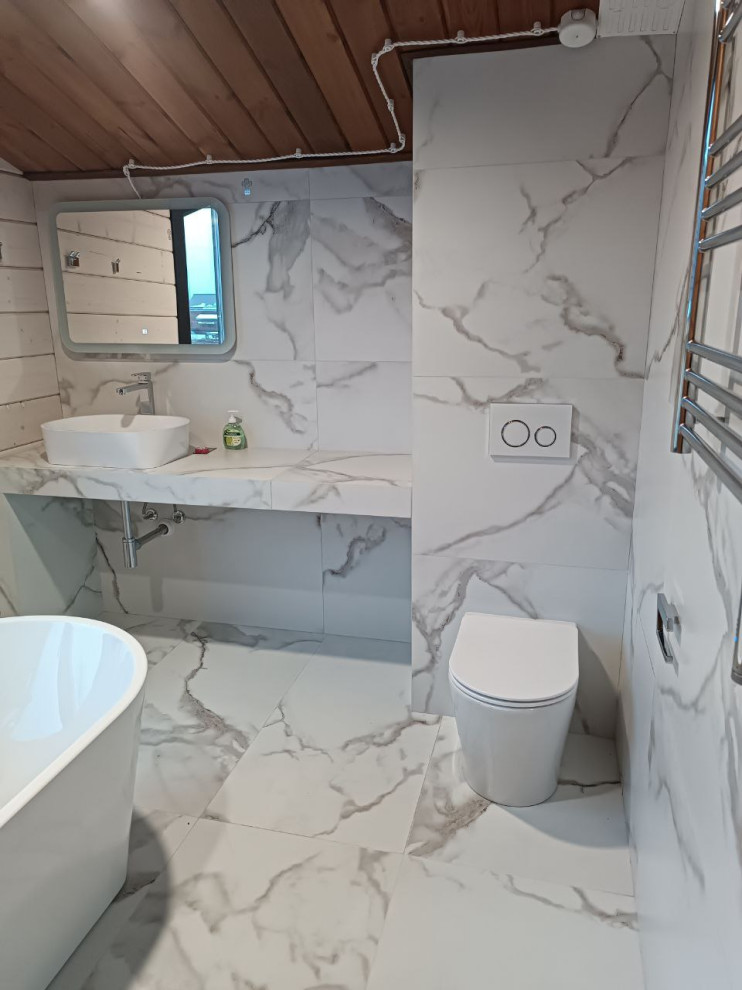 Современная ванная в доме с мансардой: керамогранит и дерево