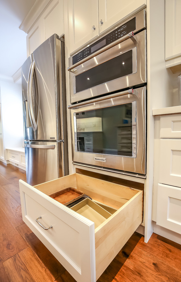 Kitchen - transitional kitchen idea in Toronto