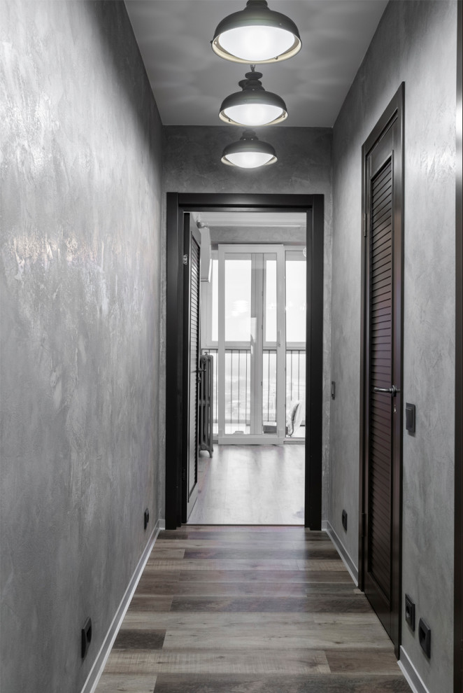 Свежая идея для дизайна: маленький коридор: освещение в стиле лофт с серыми стенами, полом из винила и разноцветным полом для на участке и в саду - отличное фото интерьера