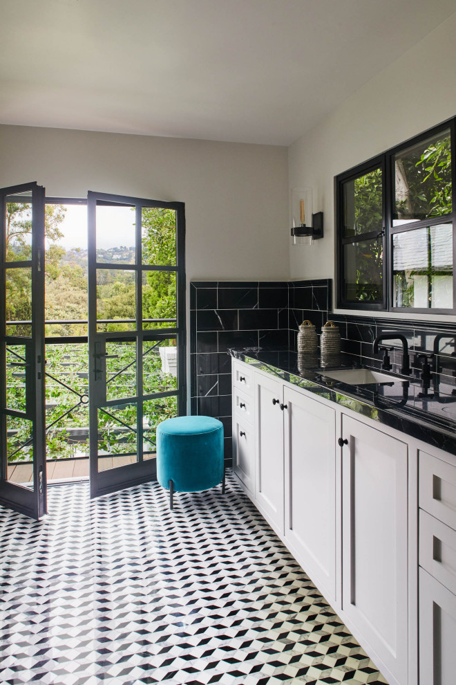 Exemple d'une salle de bain chic avec des portes de placard blanches, un carrelage noir, un lavabo encastré, un sol multicolore, un plan de toilette noir, meuble simple vasque et meuble-lavabo encastré.