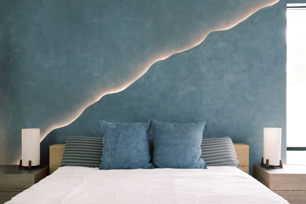 Mittelgroßes Modernes Hauptschlafzimmer ohne Kamin mit blauer Wandfarbe, Betonboden und grauem Boden in Austin