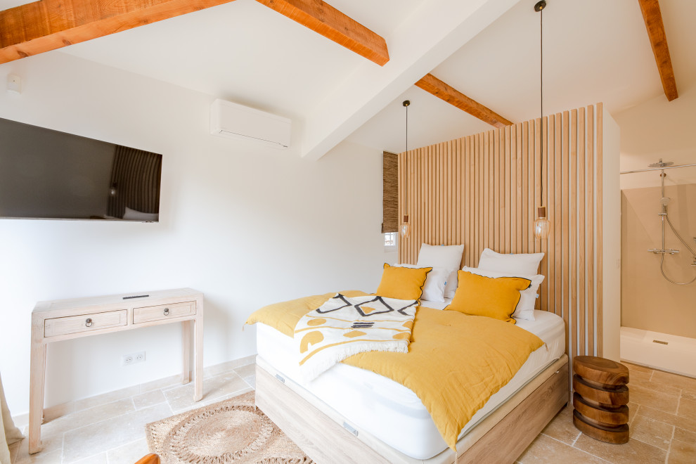 Idee per una camera da letto stile marinaro con pavimento in travertino