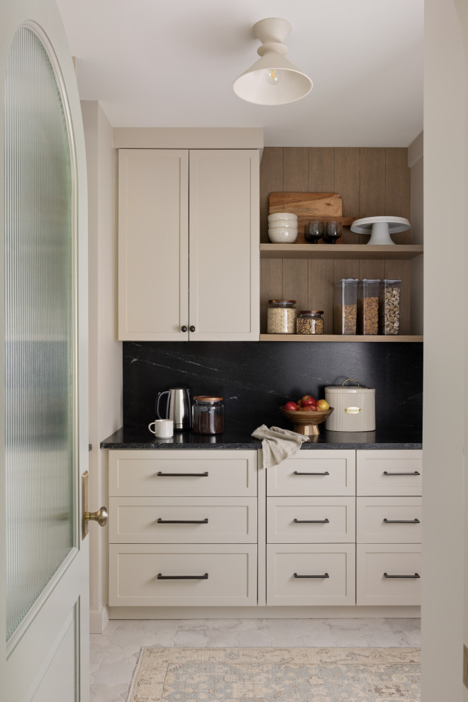 Kitchen - transitional kitchen idea in Orlando