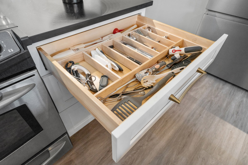 Example of a transitional kitchen design in Boston
