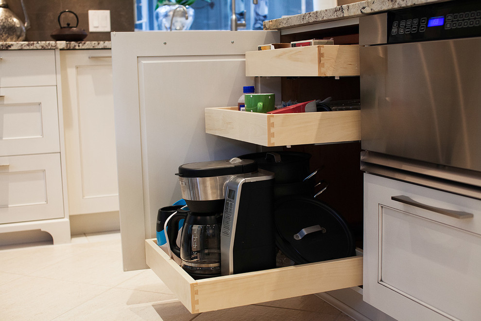 Transitional home design photo in Vancouver