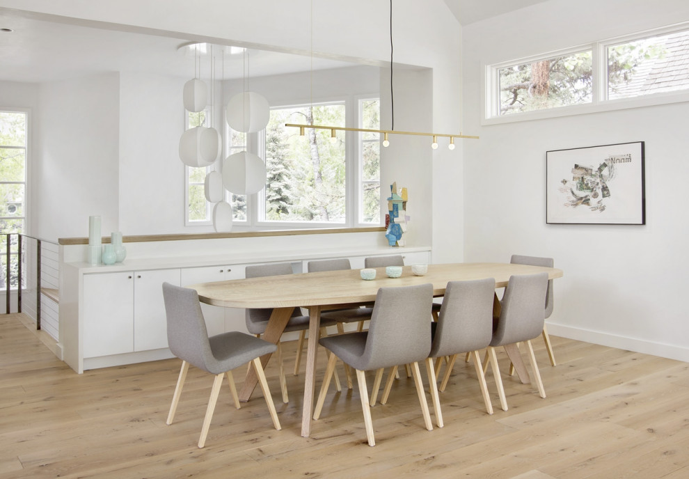 Свежая идея для дизайна: кухня-столовая среднего размера в современном стиле с белыми стенами и паркетным полом среднего тона без камина - отличное фото интерьера