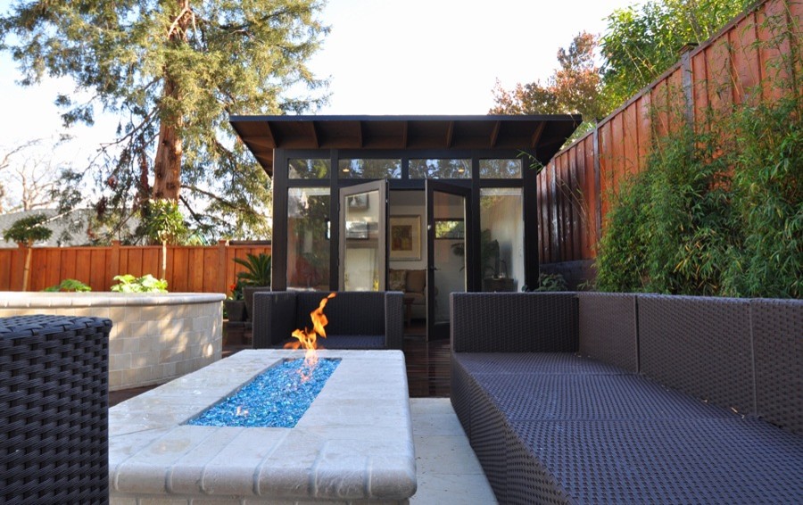 Inspiration for a small modern home design in Los Angeles.