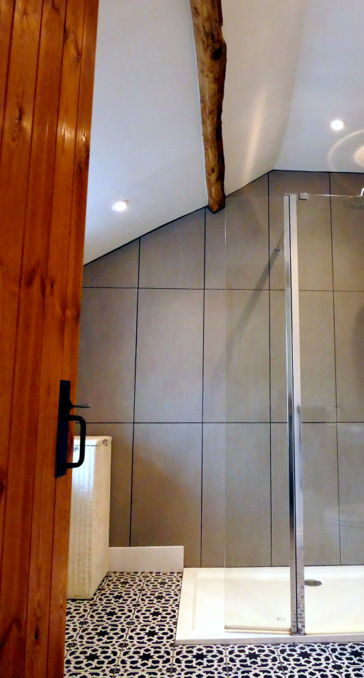 На фото: маленькая главная ванная комната в стиле модернизм с белыми фасадами, открытым душем, унитазом-моноблоком, синей плиткой, плиткой мозаикой, серыми стенами, полом из керамической плитки, столешницей из дерева, синим полом, открытым душем, коричневой столешницей, тумбой под одну раковину, встроенной тумбой, балками на потолке и панелями на части стены для на участке и в саду