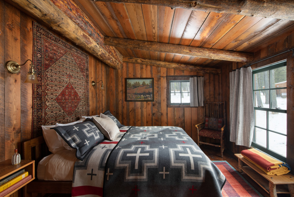 Источник вдохновения для домашнего уюта: гостевая спальня среднего размера, (комната для гостей) в стиле рустика с коричневыми стенами, темным паркетным полом, коричневым полом, деревянным потолком и деревянными стенами
