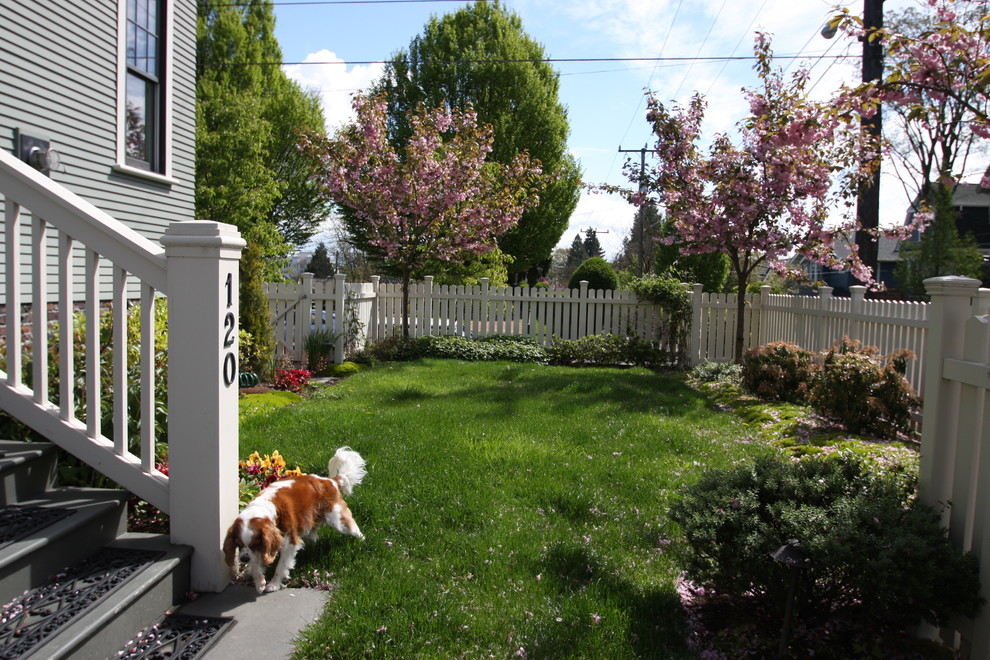 Inspiration for a small arts and crafts front yard full sun formal garden in Seattle with with a gate.