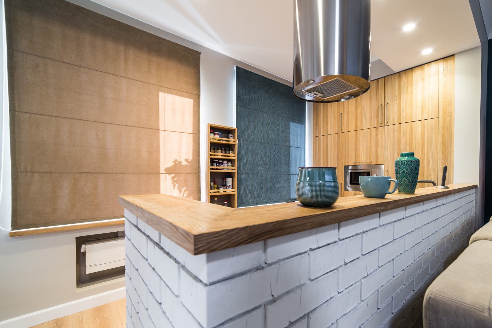 Кухня в современном стиле с фасадами из массива