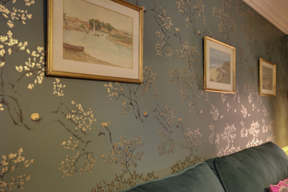 Immagine di un piccolo soggiorno classico chiuso con sala formale, pareti verdi, moquette, TV nascosta e carta da parati