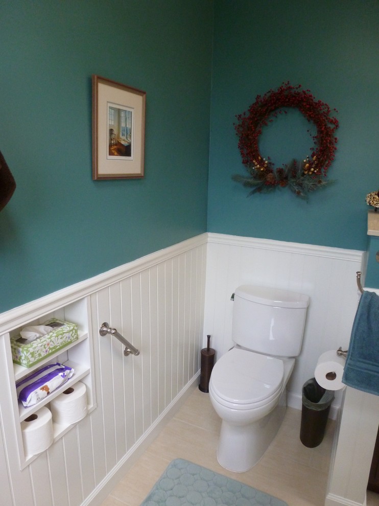 Idées déco pour un WC et toilettes classique de taille moyenne avec WC séparés, un carrelage beige, des carreaux de porcelaine, un mur bleu et un sol en carrelage de céramique.