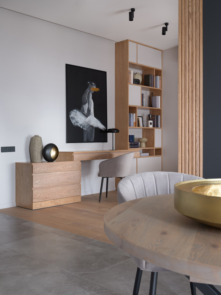 Монохром с деревянными акцентами в двухкомнатной квартире 60 м2