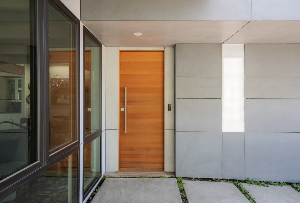 Mittelgroßes, Einstöckiges Mid-Century Einfamilienhaus mit Faserzement-Fassade, grauer Fassadenfarbe, Flachdach, Misch-Dachdeckung und grauem Dach in San Francisco