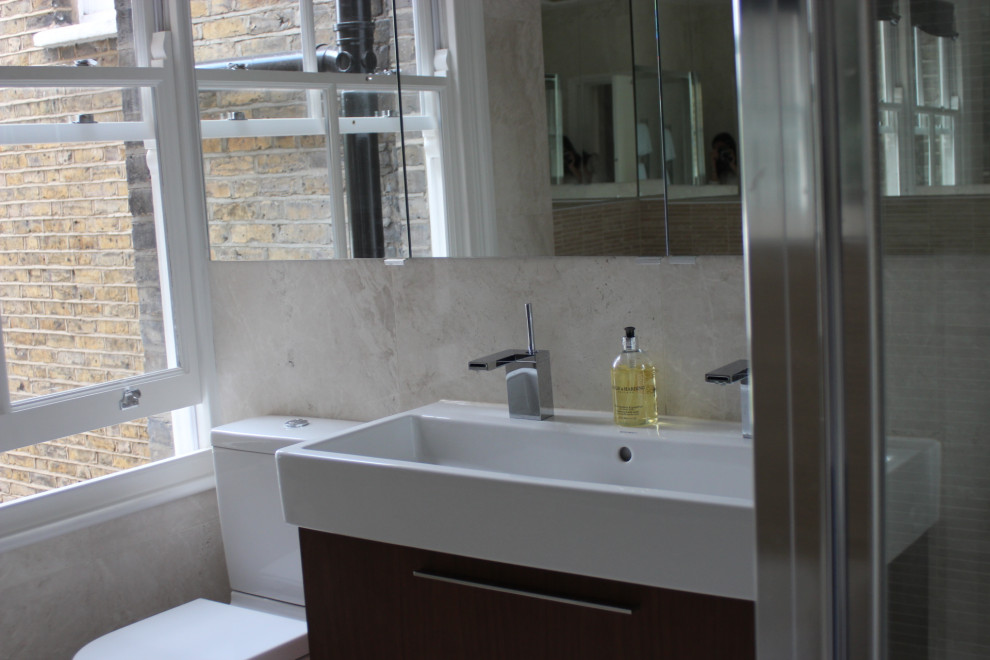 Exempel på ett stort klassiskt en-suite badrum, med släta luckor, bruna skåp, ett platsbyggt badkar, en hörndusch, beige kakel, marmorkakel, beige väggar, klinkergolv i porslin, ett integrerad handfat, beiget golv och dusch med gångjärnsdörr
