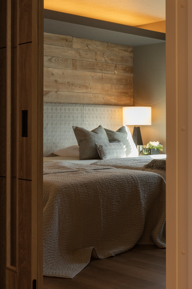 Diseño de dormitorio principal moderno de tamaño medio con suelo de contrachapado, suelo marrón, papel pintado y madera