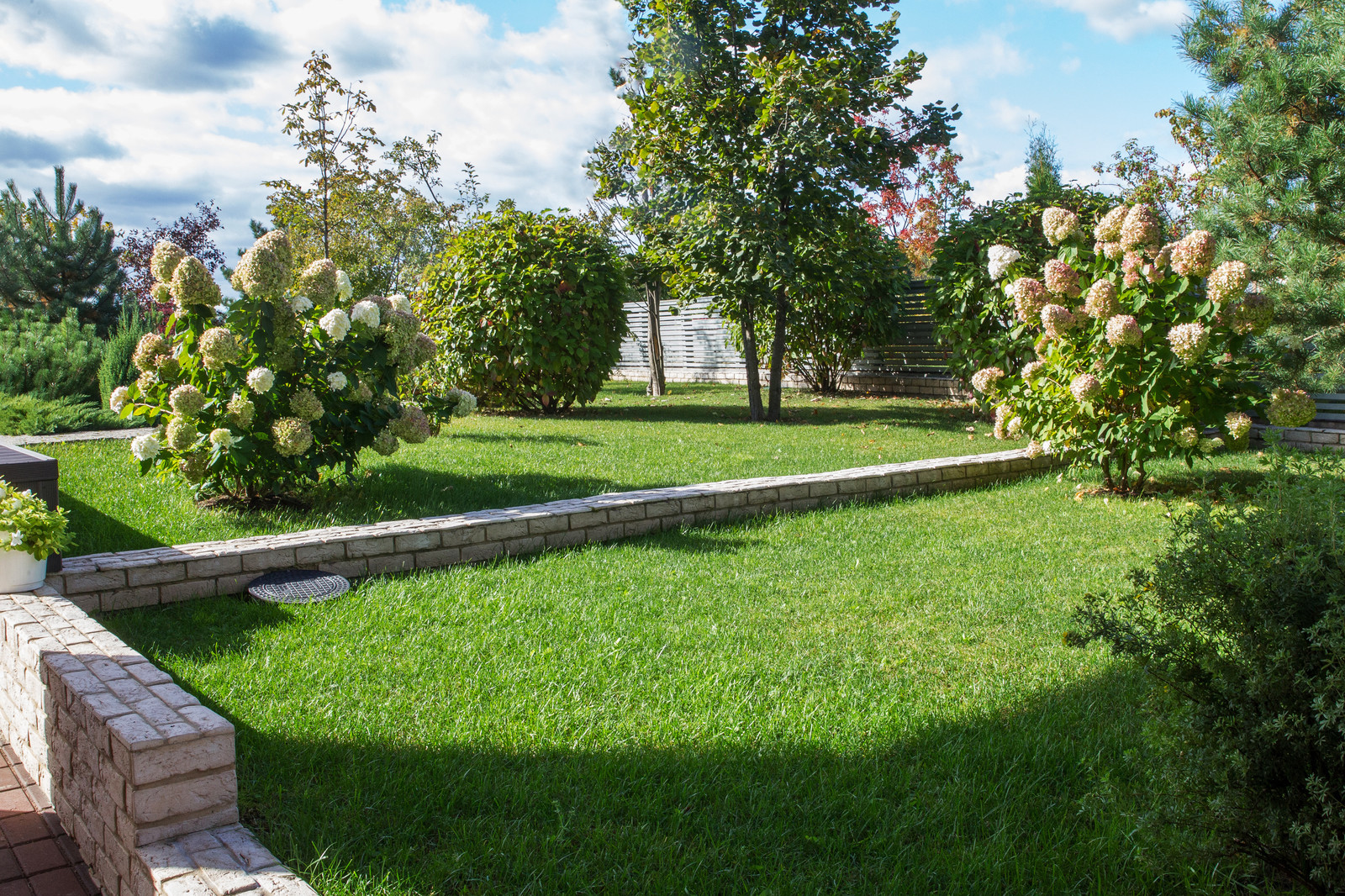 Сад на Пятницком шоссе.  Дизайнер Лариса Юрова