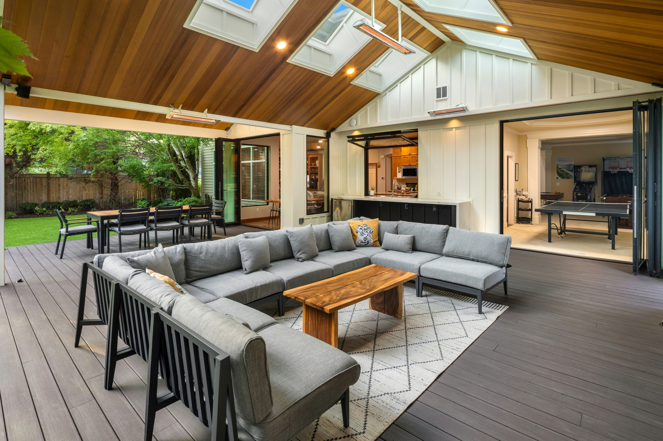 Sammamish Contemporary Outdoor Living