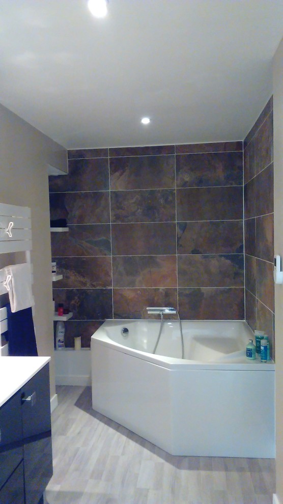 Salle de bain?[Aménagement de salle de bain With des portes de placard noires, une baignoire d'angle, un carrelage marron, un carrelage de pierre, un mur beige, un sol en linoléum and un lavabo de ferme.]:[Aménagement de salles de bain With des portes de placard noires, une baignoire d'angle, un carrelage marron, un carrelage de pierre, un mur beige, un sol en linoléum and un lavabo de ferme.]