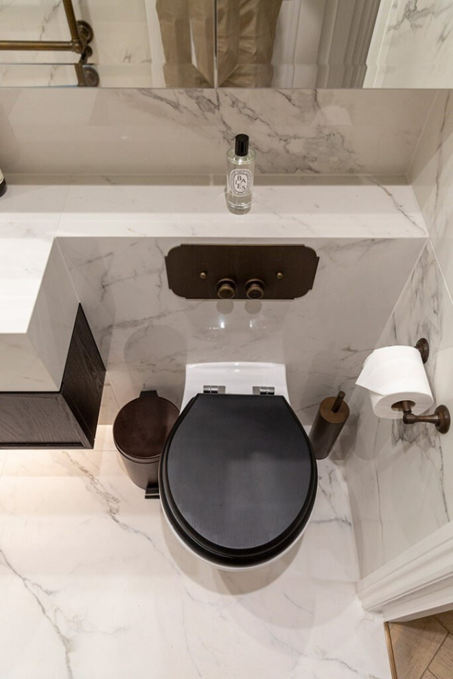 Inredning av ett modernt stort svart svart toalett, med öppna hyllor, vita skåp, en toalettstol med hel cisternkåpa, vit kakel, glaskakel, vita väggar, klinkergolv i keramik, ett nedsänkt handfat, bänkskiva i koppar och vitt golv