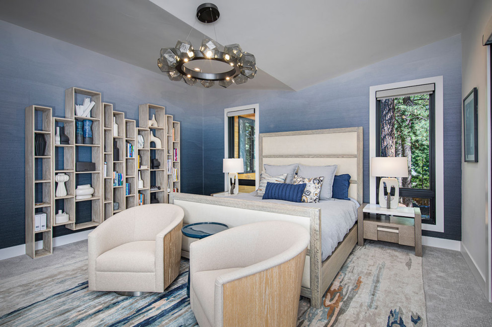Mittelgroßes Modernes Hauptschlafzimmer mit blauer Wandfarbe, Teppichboden, grauem Boden und Tapetenwänden in Sonstige