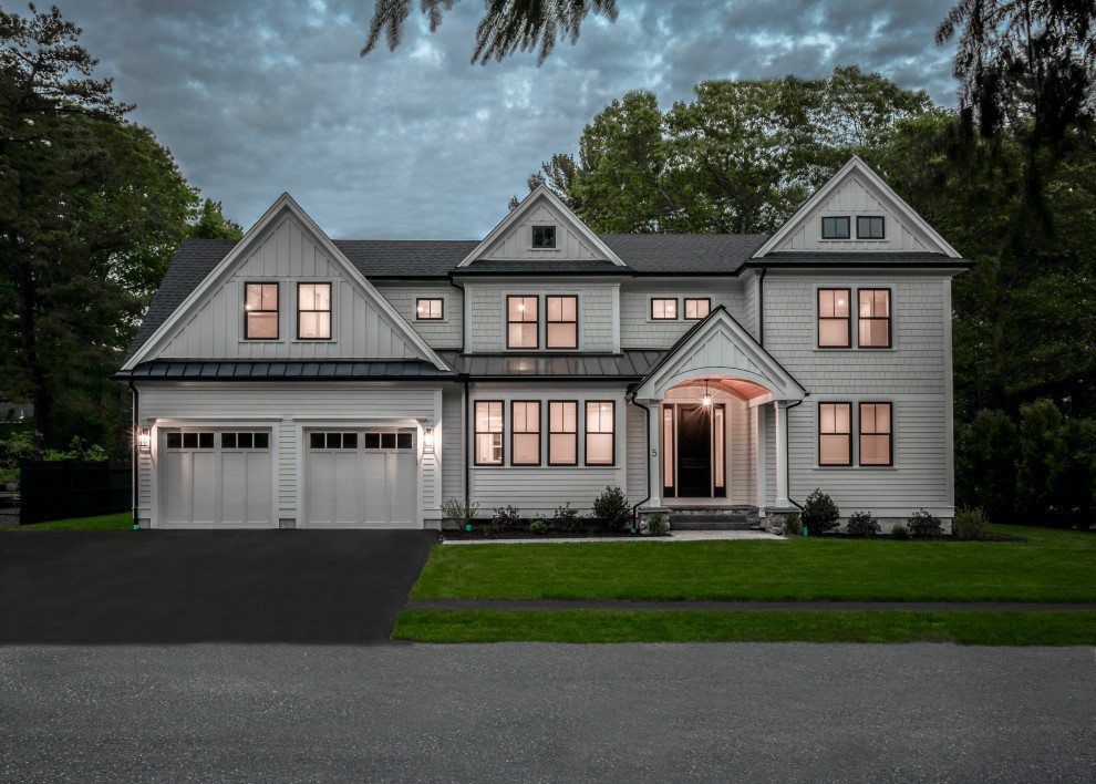 Großes, Zweistöckiges Klassisches Einfamilienhaus mit Faserzement-Fassade, weißer Fassadenfarbe, Misch-Dachdeckung, schwarzem Dach und Schindeln in Boston