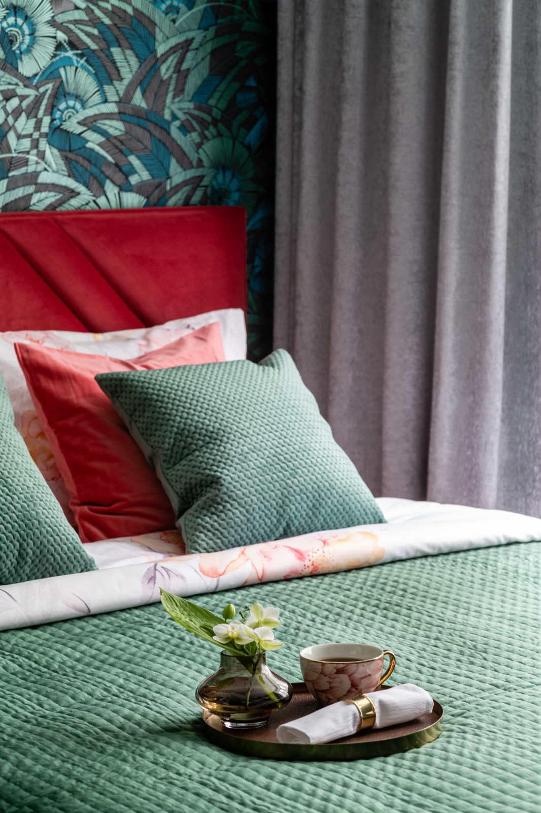 Серый, изумрудный и ягодный