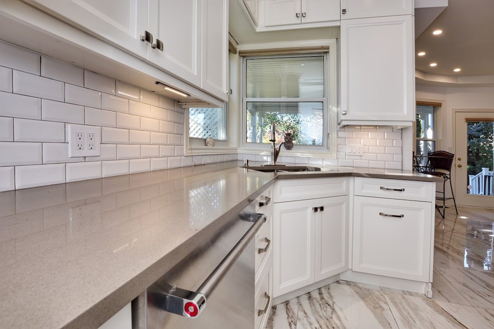 Example of a transitional home design design in Toronto