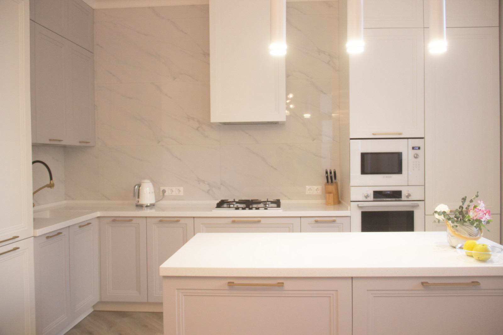 Угловая кухня с островом