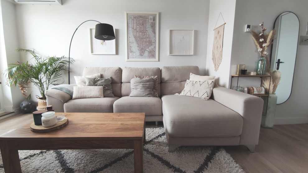 Стильный дизайн: открытая, объединенная гостиная комната среднего размера в скандинавском стиле с серыми стенами, светлым паркетным полом, телевизором на стене и бежевым полом без камина - последний тренд