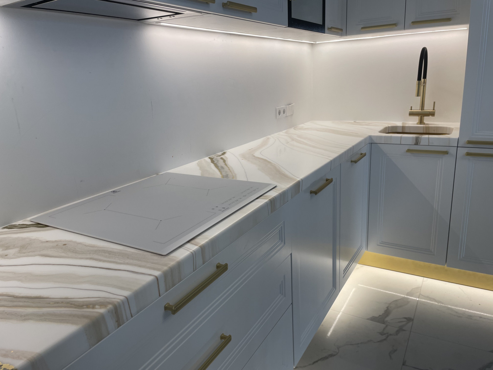 Круглый обеденный стол под белый мрамор