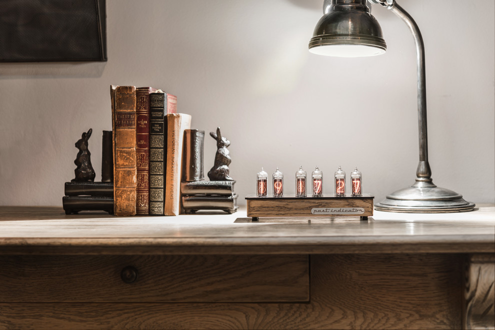 Часы на лампах Восток-1 дуб