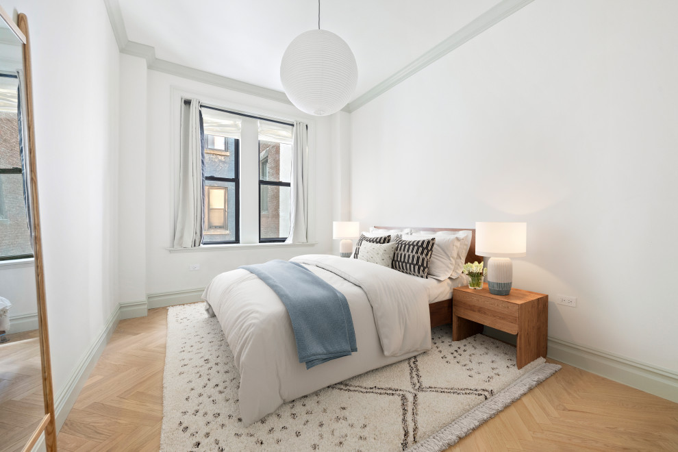 Свежая идея для дизайна: хозяйская спальня среднего размера в современном стиле с белыми стенами, светлым паркетным полом и бежевым полом без камина - отличное фото интерьера
