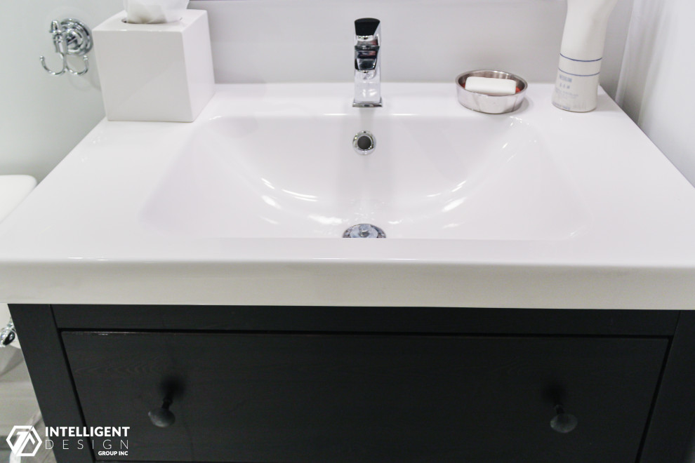 Inspiration for a transitional home design remodel in Toronto