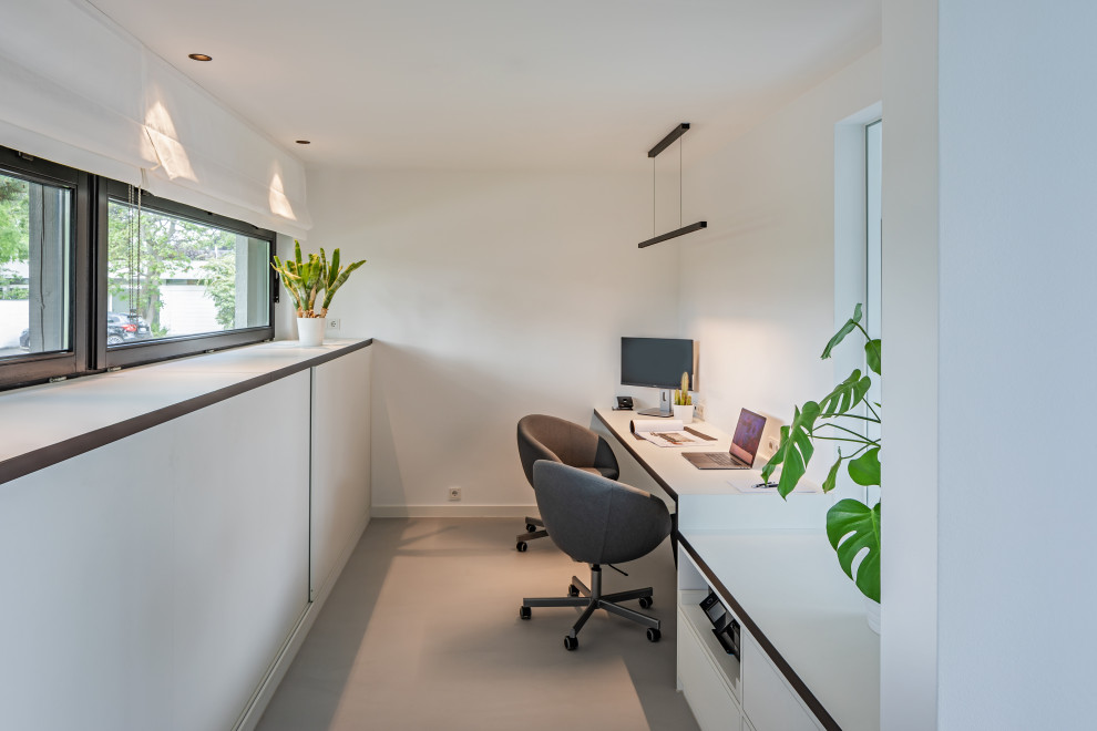 Example of a trendy home office design in Dusseldorf