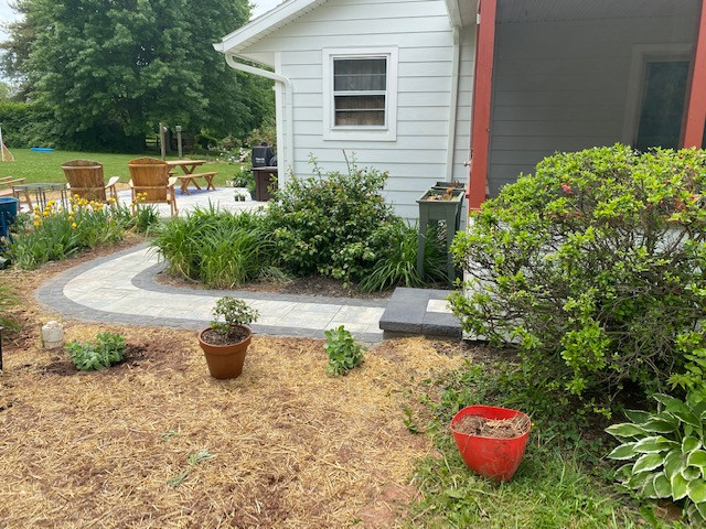 Cambridge Oceanside Pavers with coal river rock border