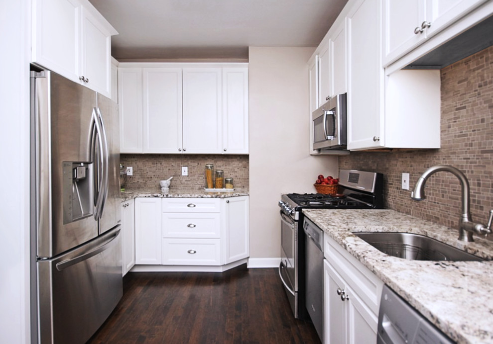 Transitional home design photo in Chicago