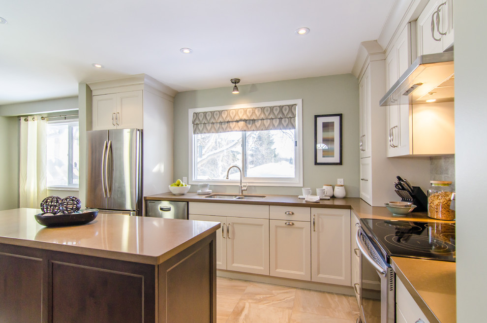 Example of a transitional l-shaped eat-in kitchen design in Toronto with an island