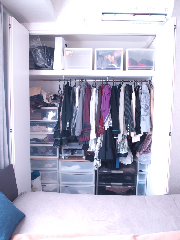 This is an example of a scandinavian storage and wardrobe in Tokyo.