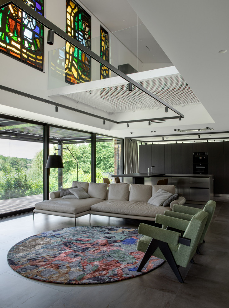 Offenes Modernes Wohnzimmer mit weißer Wandfarbe und grauem Boden in Hamburg