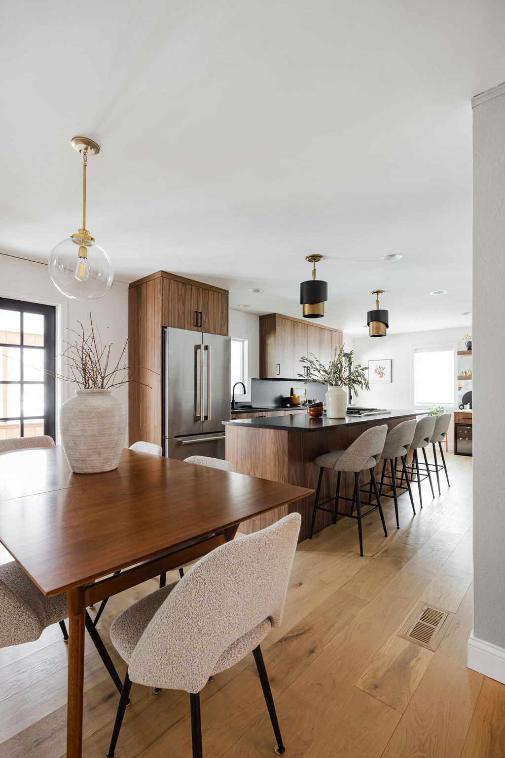 白いミッドセンチュリースタイルのおしゃれなダイニングのインテリア