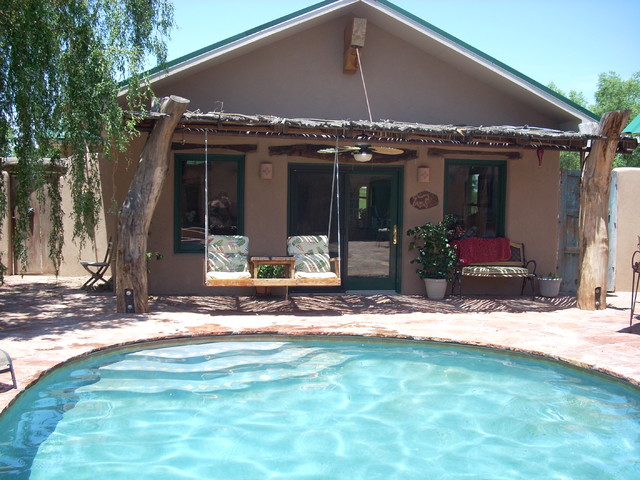 Courtyard pool compound rustikal-pools