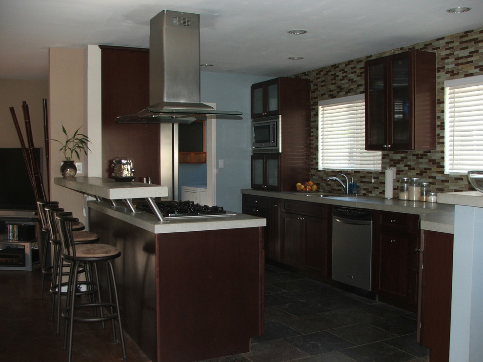 Kitchen - transitional kitchen idea in Los Angeles