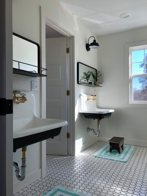 Buttonwood Split Level mid-century-badezimmer